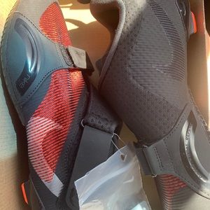 New size 8 womens nike super cycle bike shoes